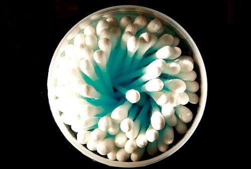 Cotton_swabs_(or_cotton_buds)_-in_round_container